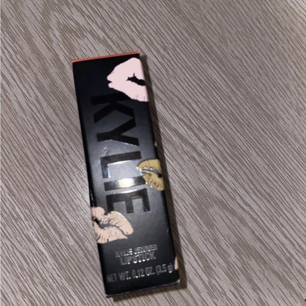 Kylie Jenner lipstick Flirtini pink color